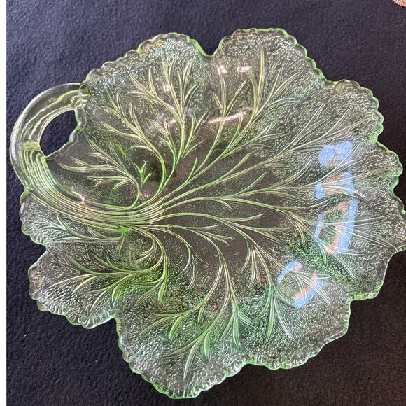 Vintage Indiana Green Depression Glass Pebble Leaf Twiggy Uranium Vaseline - Picture 1 of 4